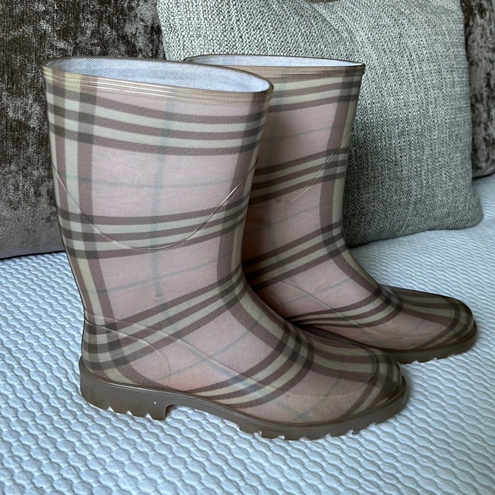 Burberry pink rain boots